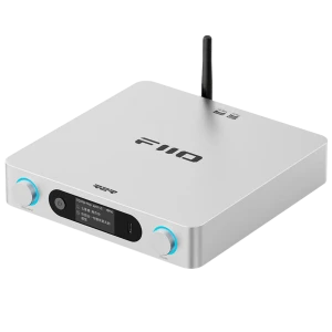FiiO BR15 DAC R2R Hi-Res prateado com antena, display frontal, botões azuis, chassi metálico e saídas balanceadas XLR e RCA para áudio de alta qualidade