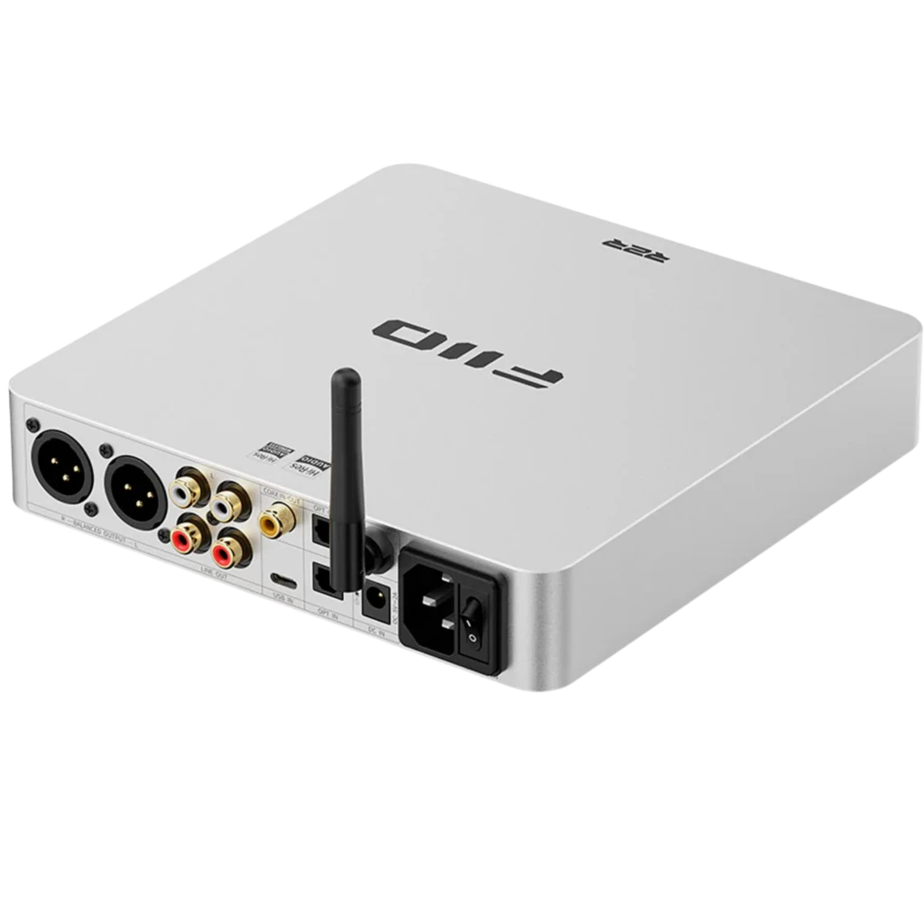 FiiO BR15 DAC R2R Hi-Res prateado com antena, display frontal, botões azuis, chassi metálico e saídas balanceadas XLR e RCA para áudio de alta qualidade - Item2