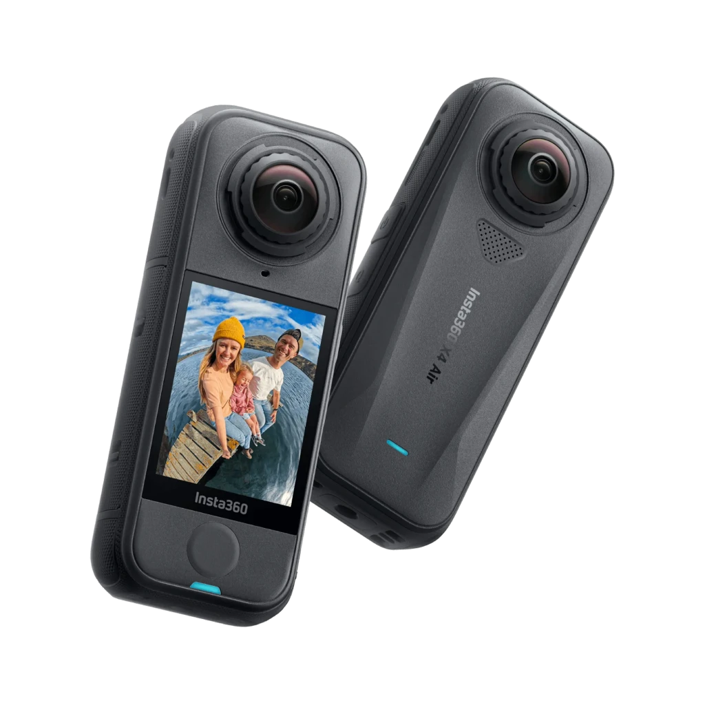 Caméra 360 compacte noire avec double objectif fisheye, corps étanche antidérapant, indicateur LED bleu, boutons latéraux et micro avant pour Insta360 X4 - Ítem1