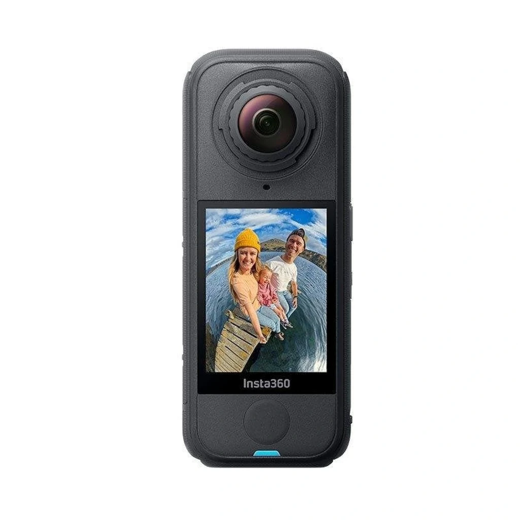 Caméra 360 compacte noire avec double objectif fisheye, corps étanche antidérapant, indicateur LED bleu, boutons latéraux et micro avant pour Insta360 X4 - Ítem3