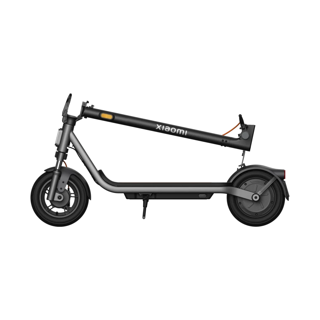 Xiaomi Electric Scooter 6 Lite preto com detalhes laranja, guidão reto, farol frontal, pneus de 10 pol, deck longo antiderrapante e suspensão dianteira - Item1