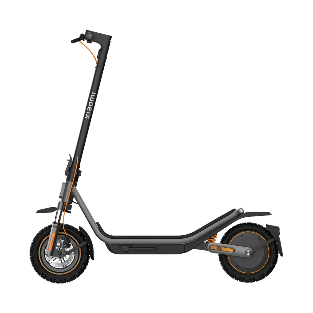 Xiaomi Electric Scooter 6 Pro com quadro preto, detalhes laranja, pneus largos off-road, deck robusto rebaixado, guidão reto e cabos expostos em laranja - Item1