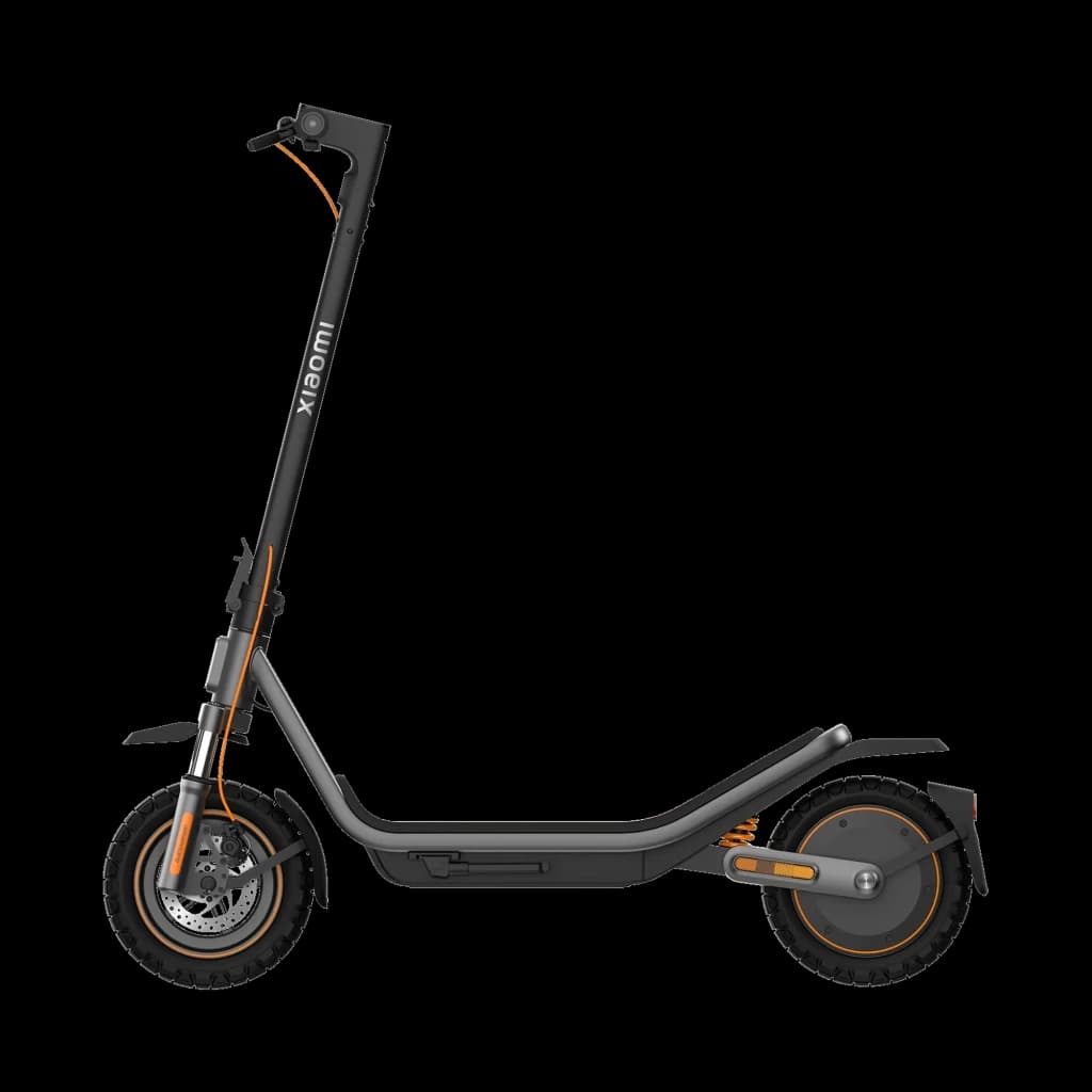 Xiaomi Electric Scooter 6 Pro en profil: trottinette noire avec accents orange, cadre robuste, pneus larges à crampons, garde-boue arrière, frein avant à