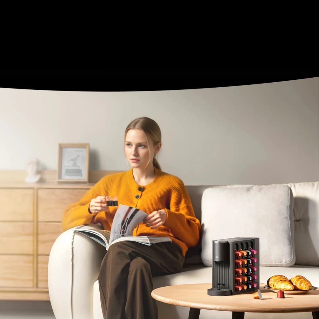 Machine à café à capsules Xiaomi Mijia compacte noire avec réservoir 0,65 L, pression 19 bars, porte‑capsules latéral visible, tasse espresso sur table