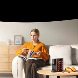 Machine à café à capsules Xiaomi Mijia compacte noire avec réservoir 0,65 L, pression 19 bars, porte‑capsules latéral visible, tasse espresso sur table