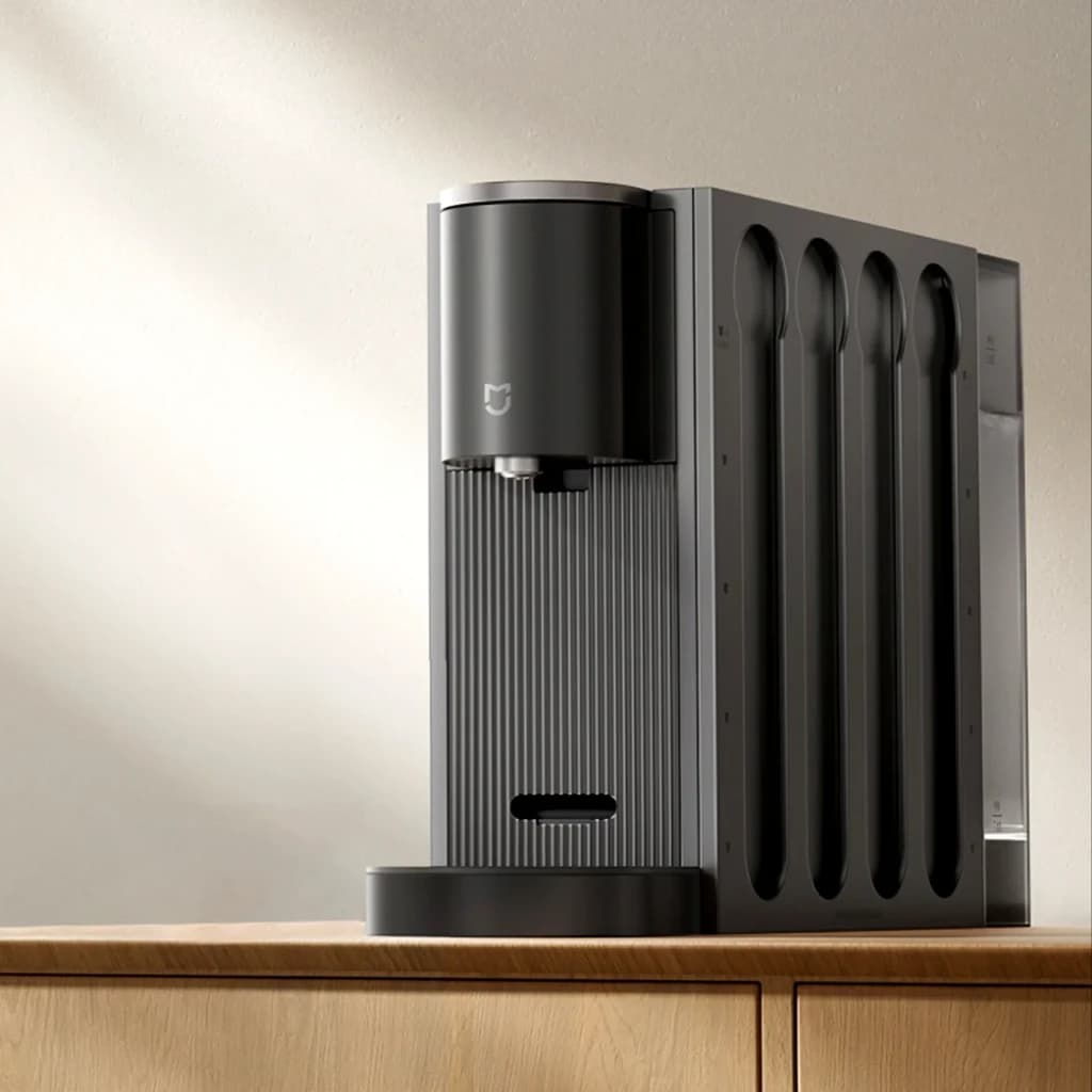 Machine à café à capsules Xiaomi Mijia noire, design vertical strié, bec central, réservoir 0,65 L à l’arrière, rainures latérales pour capsules,