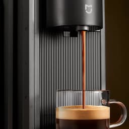 Machine à café à capsules Xiaomi Mijia noir mat, bec verseur inox, extraction espresso 19 bars, tasse en verre, réservoir 0,65 L, design compact strié