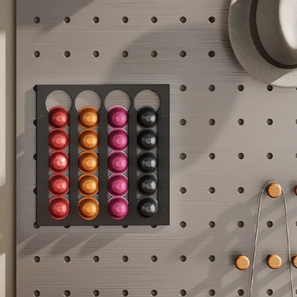 Porte‑capsules mural noir pour café, quadrillage 4 colonnes, range 20 capsules Nespresso aux couleurs orange, rose, rouge et noir, fixation sur panneau