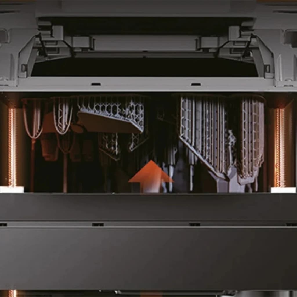 Interior da Impressora 3D de resina Creality Halot-X1 Combo 16K com peças em impressão, suportes detalhados e iluminação lateral laranja, área