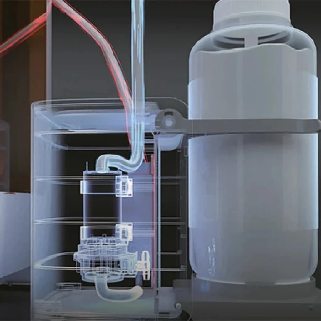 Reservatório de resina translúcido com tubo de alimentação e bomba interna, mostrando circuito de fluxo e componentes internos da Impressora 3D Creality