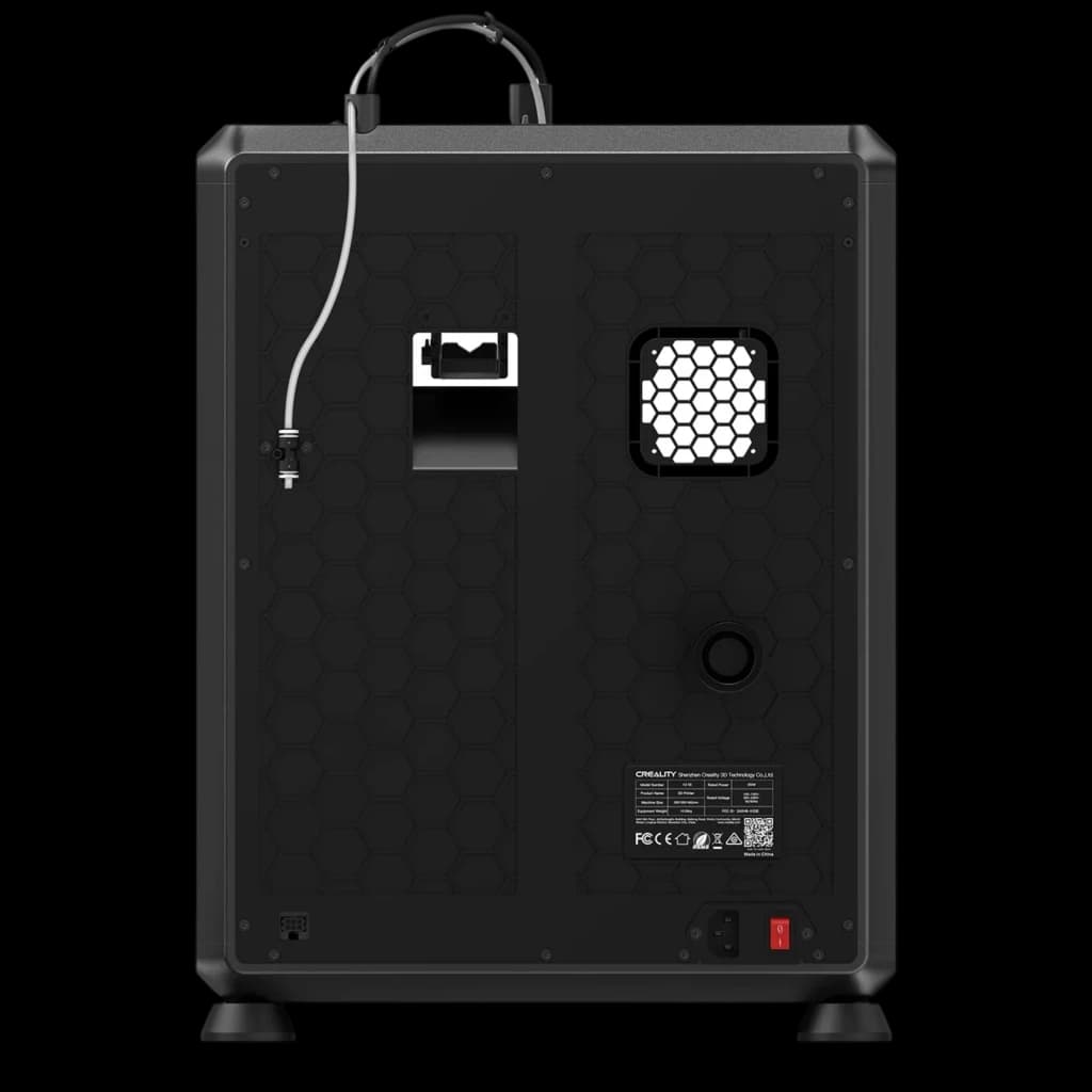 Parte trasera de Creality K2 SE: panel negro con patrón hexagonal, puerto Bowden superior, ventilación con rejilla, etiqueta técnica y botón de encendido