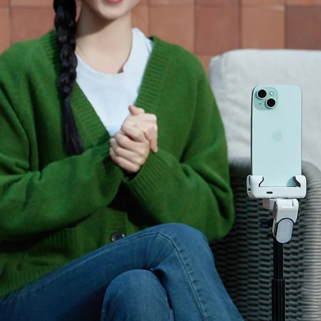 AOCHUAN Smart M1 Pro gimbal blanco plegable para smartphone, con brazo extensible tipo selfie, empuñadura texturizada y control integrado en el mango - Ítem7