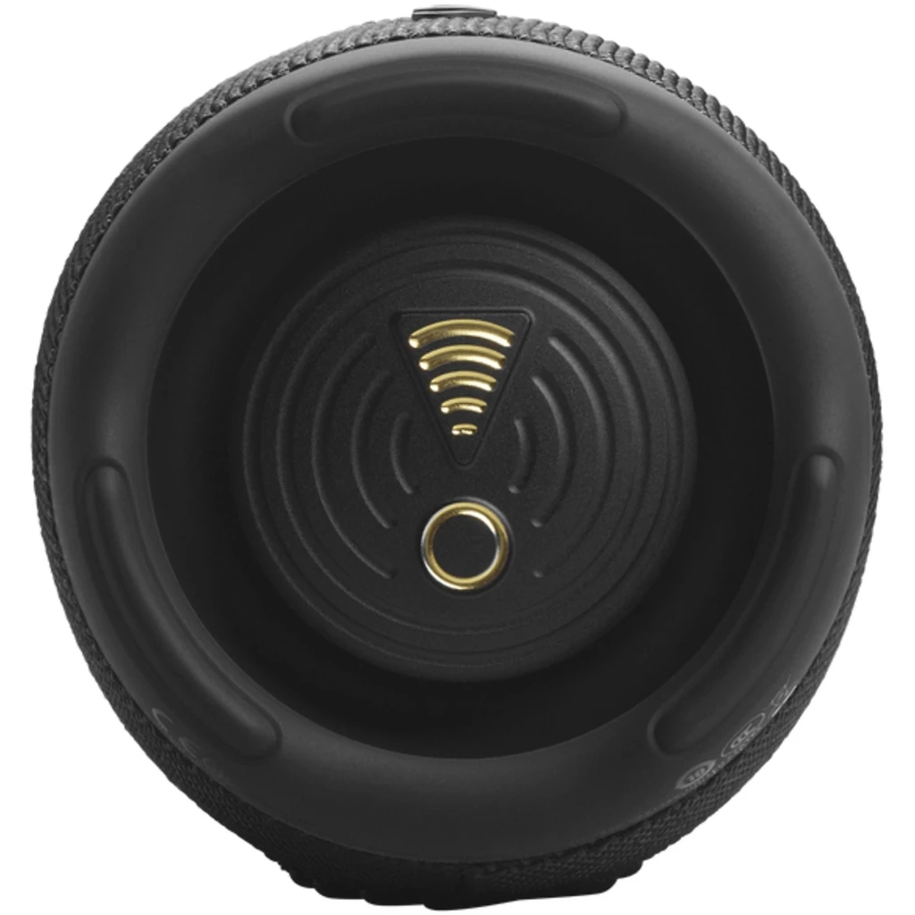 Caixa de som portátil JBL Charge 5 Wi-Fi preta, corpo cilíndrico em tecido, logo JBL dourado em destaque, botões superiores e radiadores laterais robustos - Item4