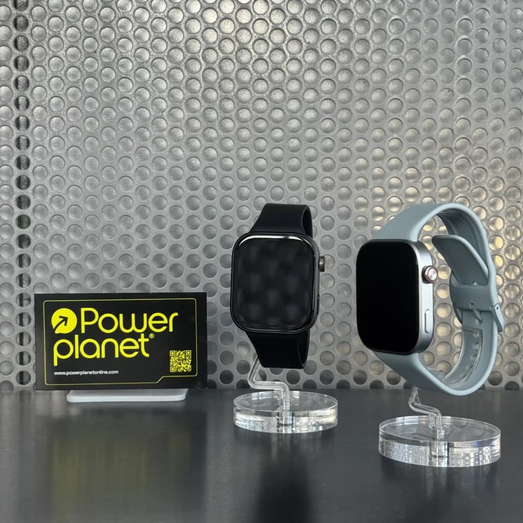 Relógio Xiaomi Redmi Watch 6 preto com caixa retangular, tela AMOLED 2,07, pulseira silicone, coroa lateral. Exposto em suporte acrílico transparente.