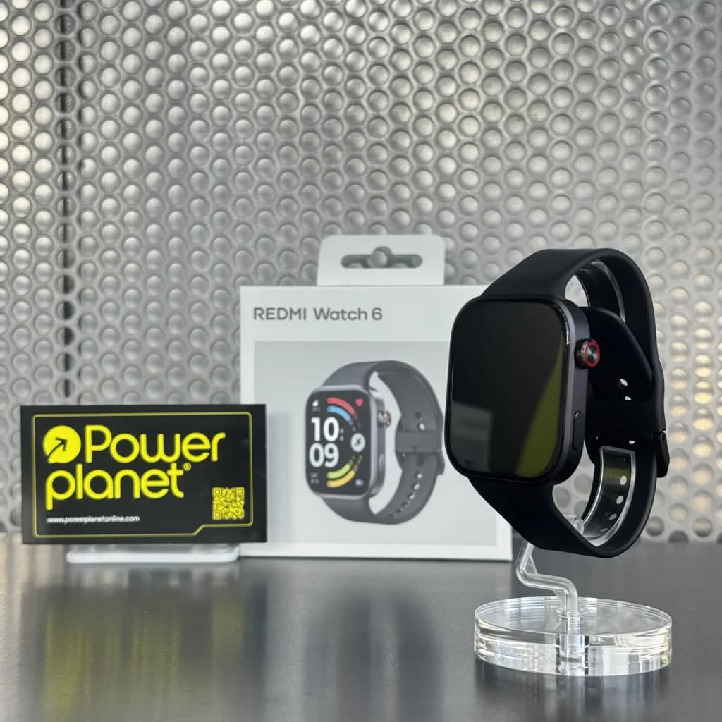 Relógio Xiaomi Redmi Watch 6 preto com caixa retangular, tela AMOLED 2,07 pol, pulseira de silicone e coroa lateral vermelha exibido em suporte transparente