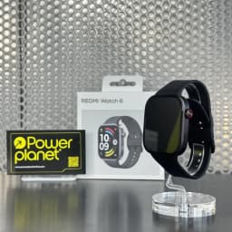 Relógio Xiaomi Redmi Watch 6 preto com caixa retangular, tela AMOLED 2,07 pol, pulseira de silicone e coroa lateral vermelha exibido em suporte transparente