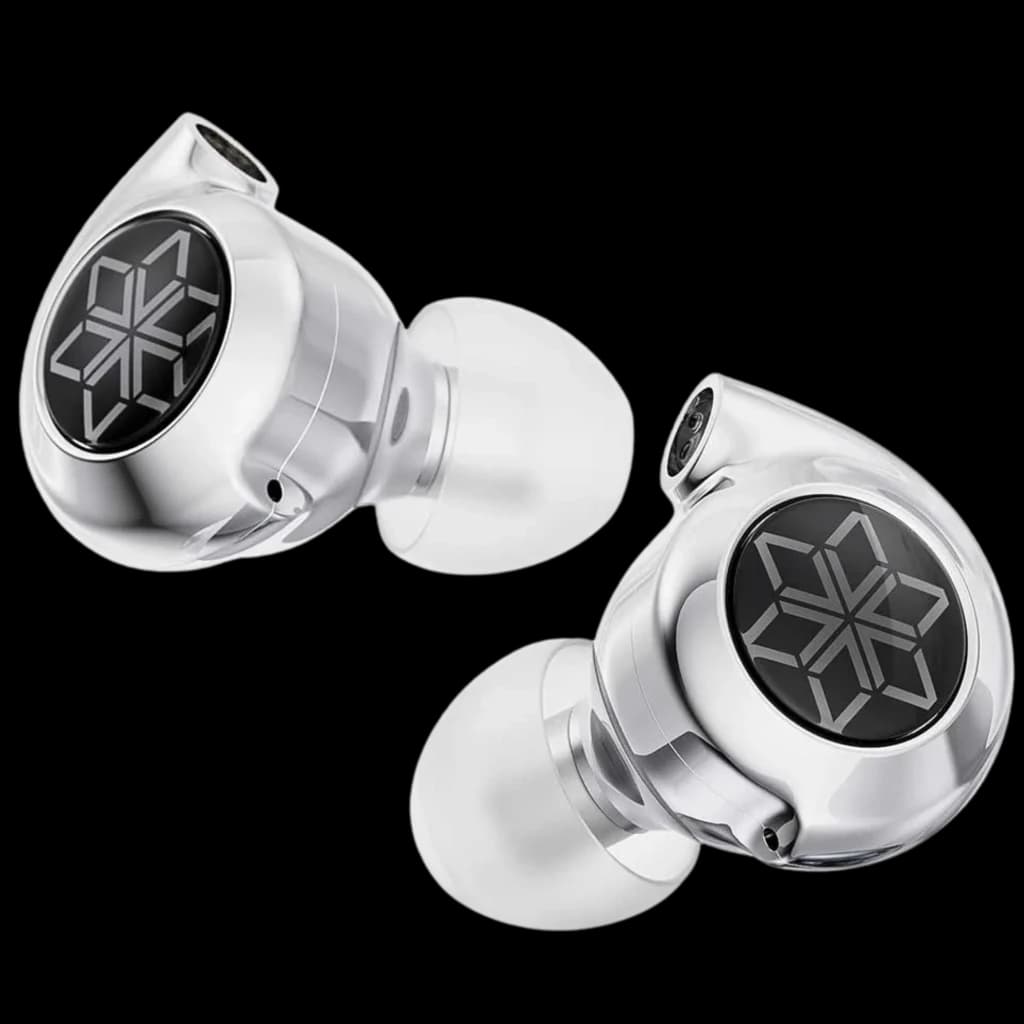 Écouteurs intra-auriculaires argentés avec coques métalliques polies, embouts silicone translucides et face avant noire ornée dun motif étoilé