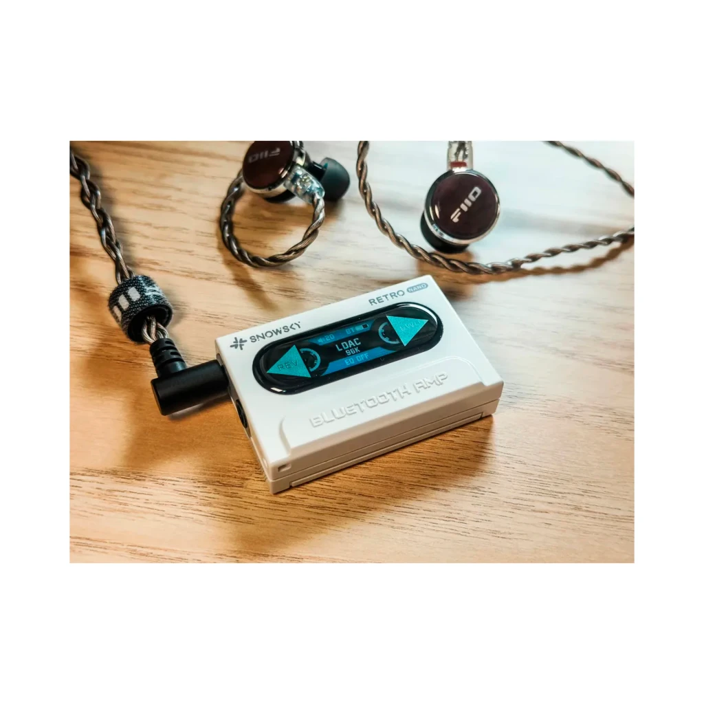 DAC Amplificador FiiO Snowsky Retro Nano Saída 4,4mm Balanceada PCM 96kHz Branco, em uso: sobre mesa de madeira com IEM FiiO
