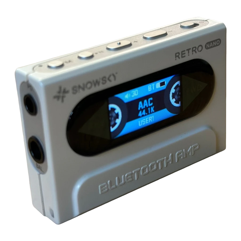 DAC Amplificador FiiO Snowsky Retro Nano Saída 4,4mm Balanceada PCM 96kHz Branco, detalhe: ecrã OLED aceso a mostrar AAC