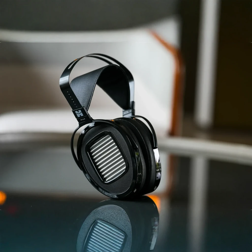 Casque Hifiman Arya Unveiled circum-aural noir, coques ovales grillagées, larges transducteurs planaires visibles, arceau perforé, câble jack 6,35 mm - Ítem6