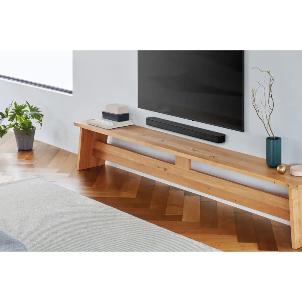 Barre de son Sony 2.0 canaux 120W Bluetooth Noir HT-SF150, en situation: posée sur meuble en bois sous TV murale dans salon