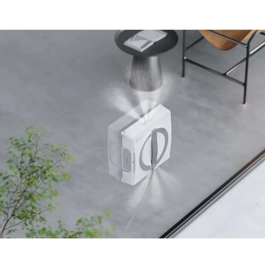 Robot lave-vitres Ecovacs Winbot W2 Pro Omni blanc, carré, poignée centrale grise, triple buse en action pulvérisant sur vitre, câble de sécurité visible