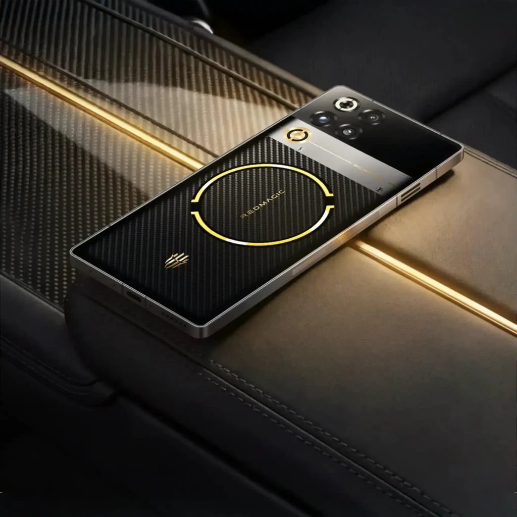 Nubia RedMagic 11 Pro 5G Golden Saga com traseira preta em fibra de carbono, anel dourado circular, módulo de câmeras triplo e tela AMOLED quase sem bordas - Item7