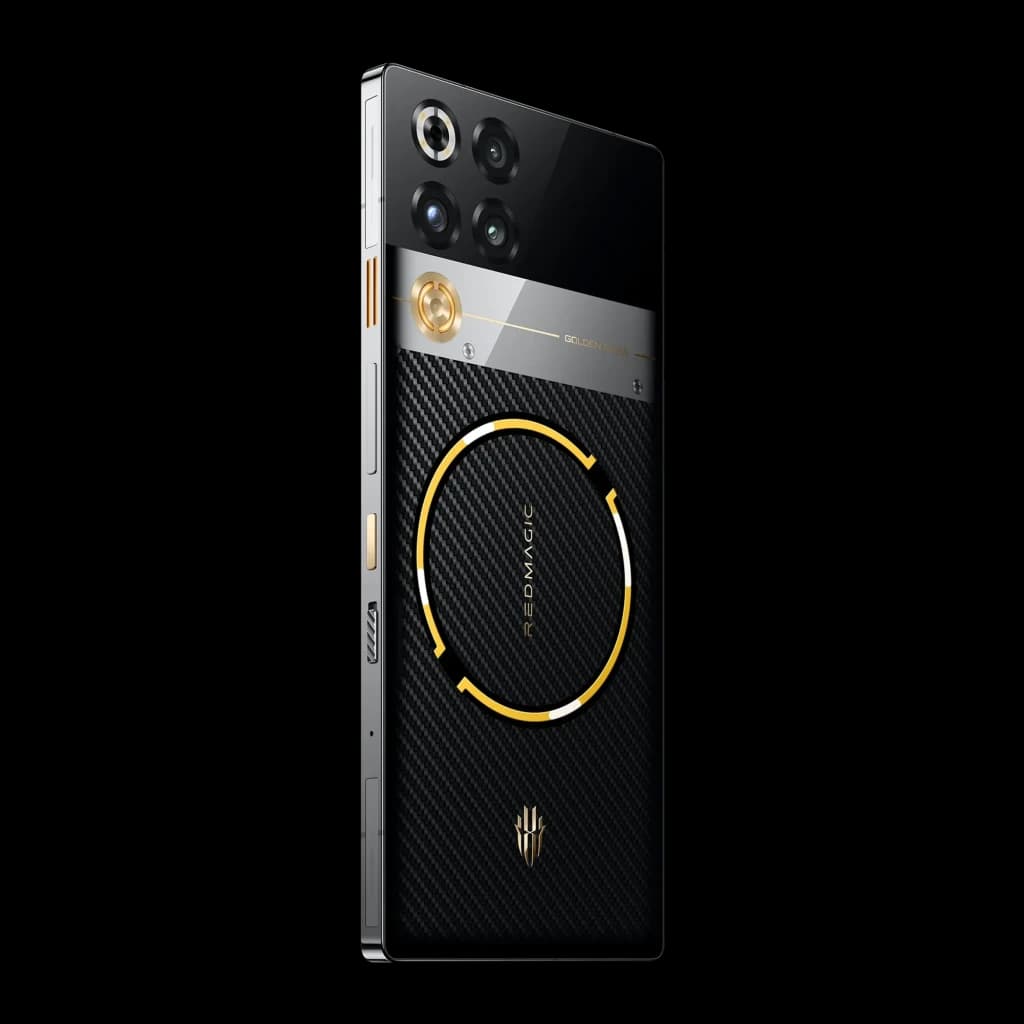 Nubia RedMagic 11 Pro 5G Golden Saga con trasera negra de fibra de carbono, acentos dorados, anillo LED circular y módulo de triple cámara vertical
