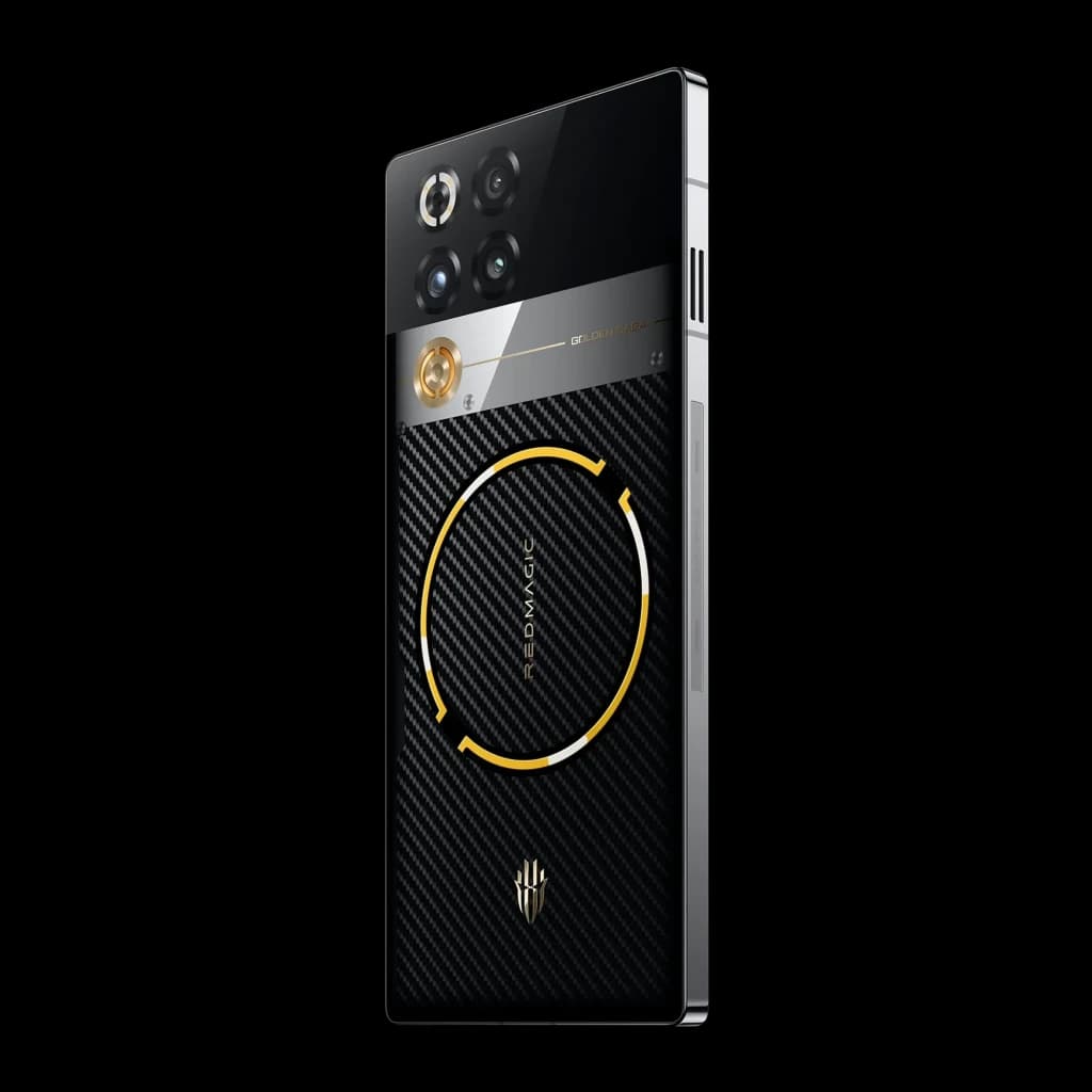 Nubia RedMagic 11 Pro 5G Golden Saga con trasera negra texturizada, anillo amarillo central, módulo de triple cámara y detalles dorados futuristas