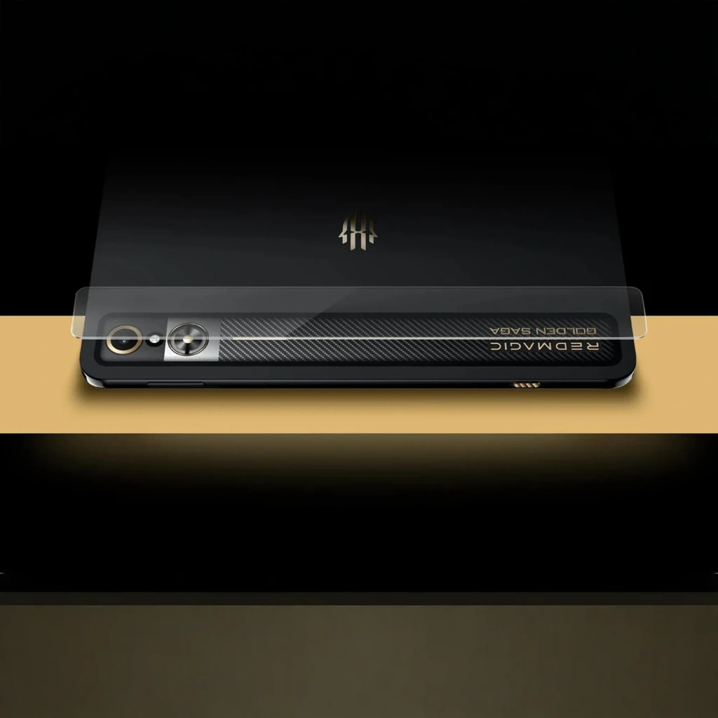 Tablet Nubia RedMagic Astra Golden Saga preta, traseira com faixa carbono e câmera dupla; tela OLED 9,06 pol 165Hz exibindo arte futurista em dourado e preto - Item8