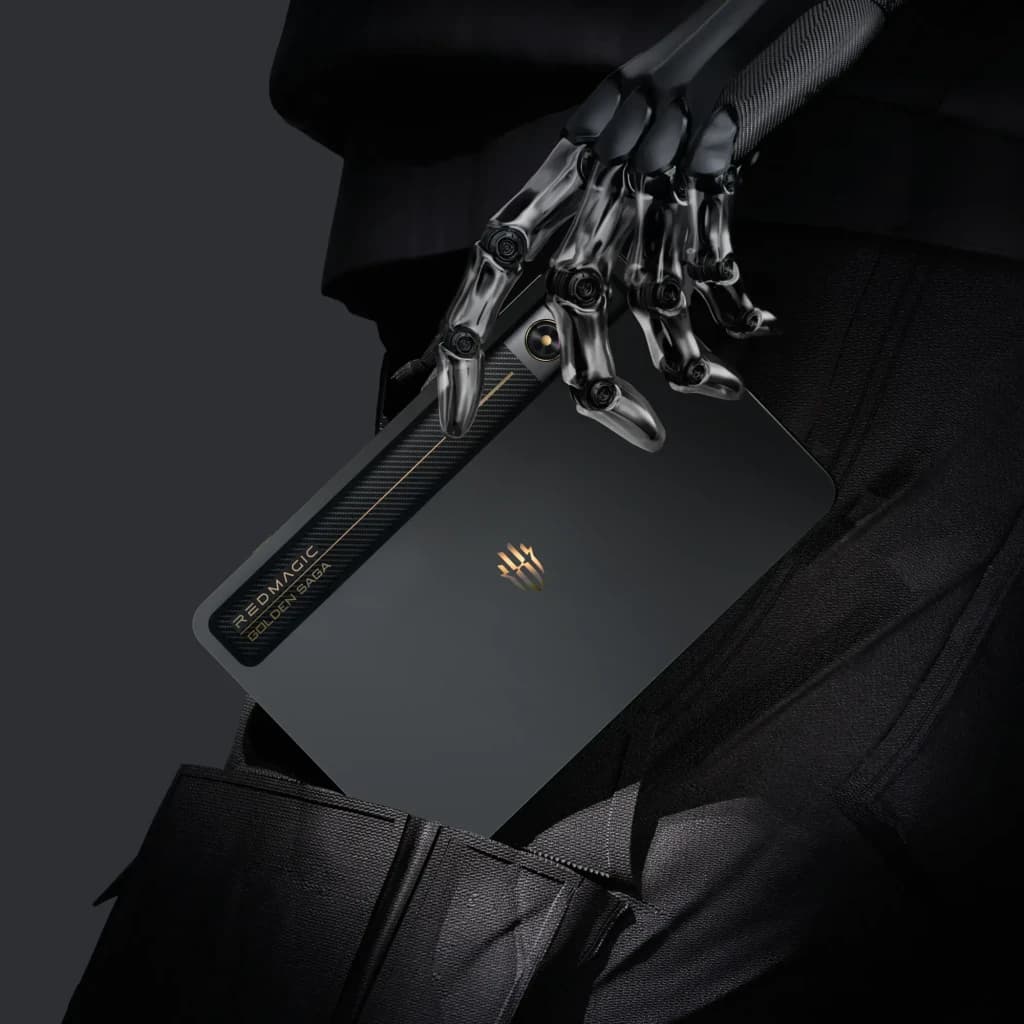 Nubia RedMagic Astra Golden Saga en main robotique, coque noire mate avec accent doré, module photo discret et bande carbone, design gaming élégant