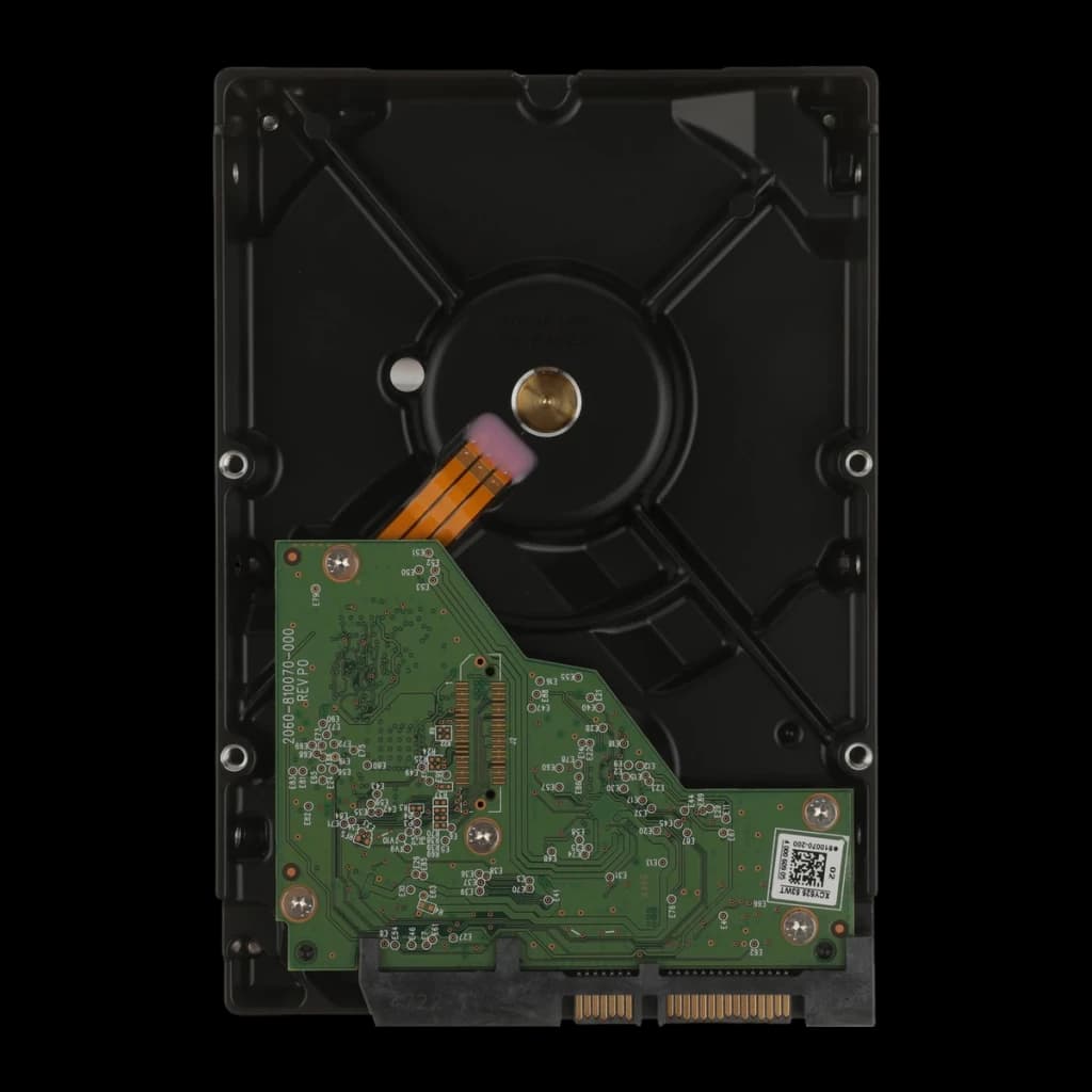 Disco rígido WD Red Plus 2TB 3.5 polegadas 5400RPM WD20EFPX, vista traseira: PCB verde com cabo flex e carcaça metálica preta