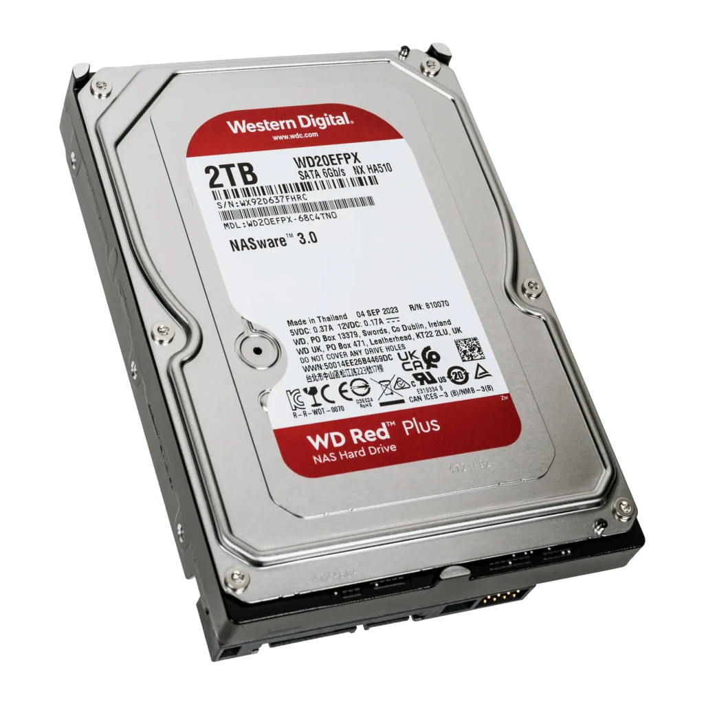 Disco rígido WD Red Plus 2TB 3.5 polegadas 5400RPM WD20EFPX, detalhe: etiqueta superior com modelo, capacidade e conectores