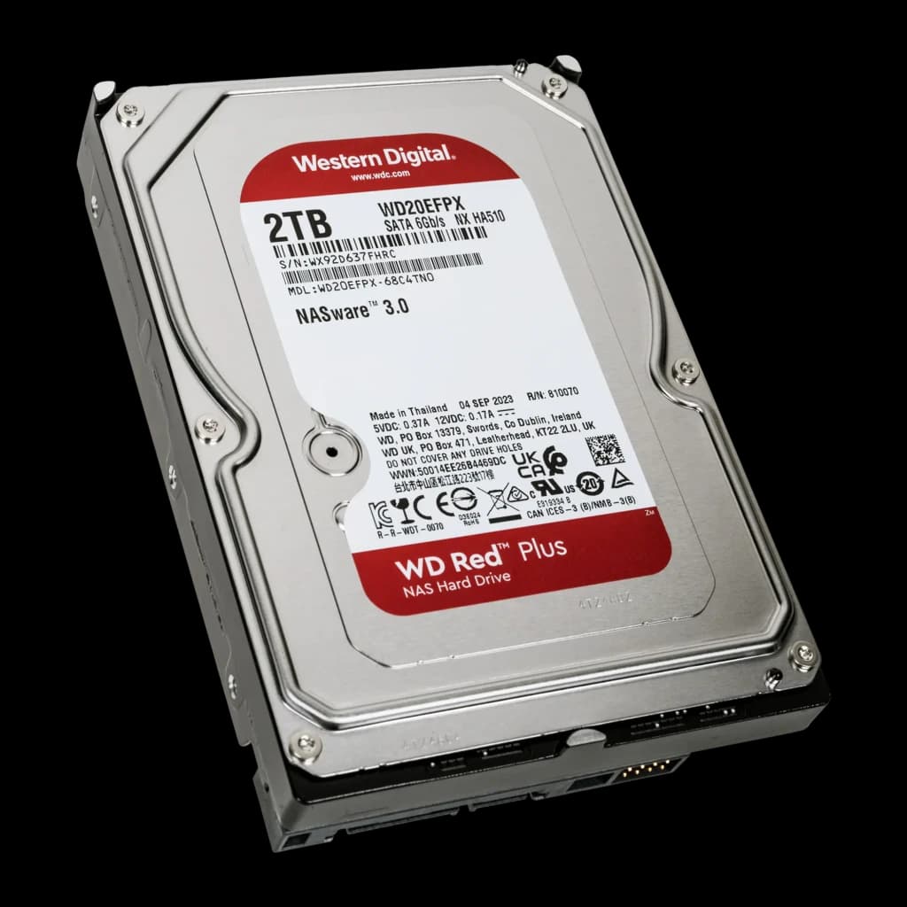Disco rígido WD Red Plus 2TB 3.5 polegadas 5400RPM WD20EFPX, detalhe: etiqueta superior com modelo, capacidade e conectores