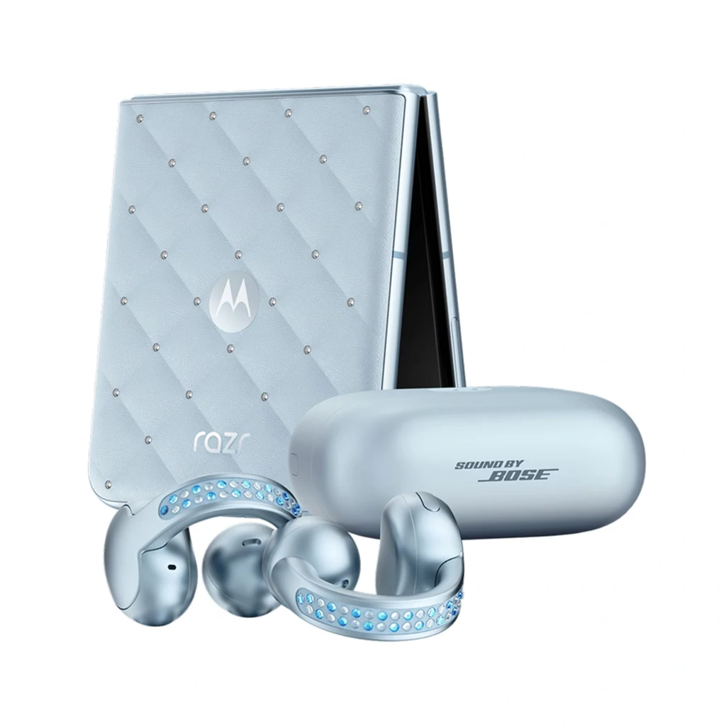 Smartphone dobrável azul com textura acolchoada e cristais, tela externa quadrada, duas câmeras traseiras e fones moto buds loop prateados incluídos - Item2