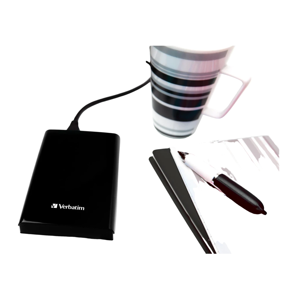 Disco Rígido Portátil Verbatim Store 'n' Go 2TB USB 3.0 Preto, em uso: disco sobre superfície escura junto a caneca