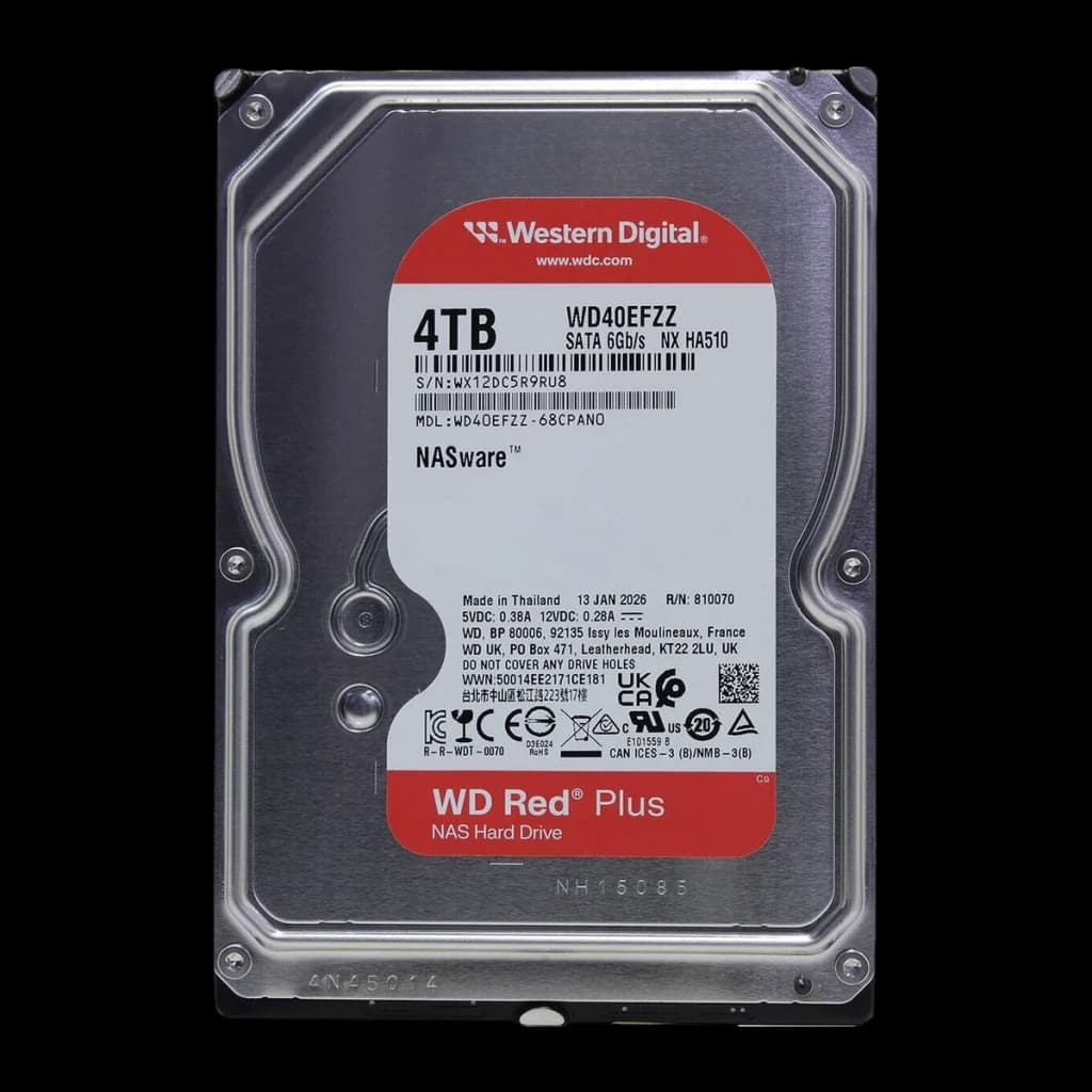 Disco rígido WD Red Plus 4TB 3.5 polegadas 5400RPM WD40EFZZ, detalhe: etiqueta frontal com capacidade 4TB, modelo e logo