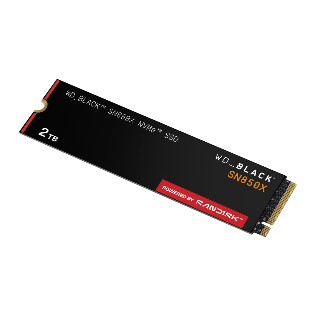 SSD WD_BLACK SN850X 2 To NVMe PCIe 4.0 M.2 2280, détail: vue en angle avec étiquette rouge SanDisk et connecteur doré M.2