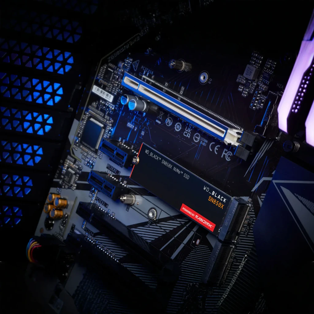 SSD WD_BLACK SN850X 2 To NVMe PCIe 4.0 M.2 2280, en utilisation: installé dans le slot M.2 d'une carte mère gaming éclairée