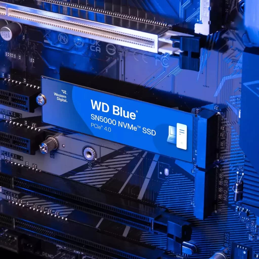 SSD WD Blue SN5000 500GB PCIe 4.0 M.2 2280 en uso: instalado en ranura M.2 de placa base con iluminación azul