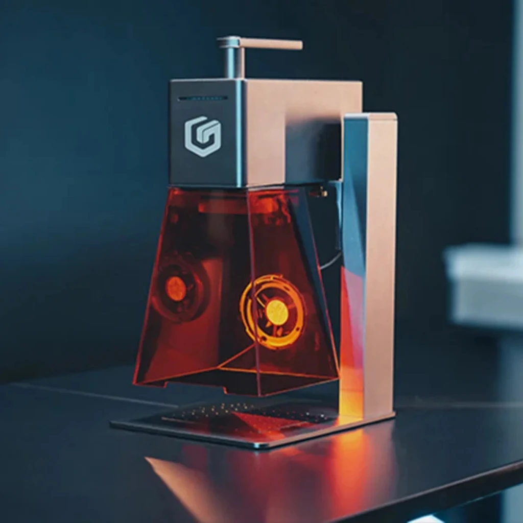 Grabador láser portátil Longer Nano 6W con módulo galvo 5000 mm/s, carcasa gris y cubierta protectora naranja, mesa perforada y asa superior - Ítem2