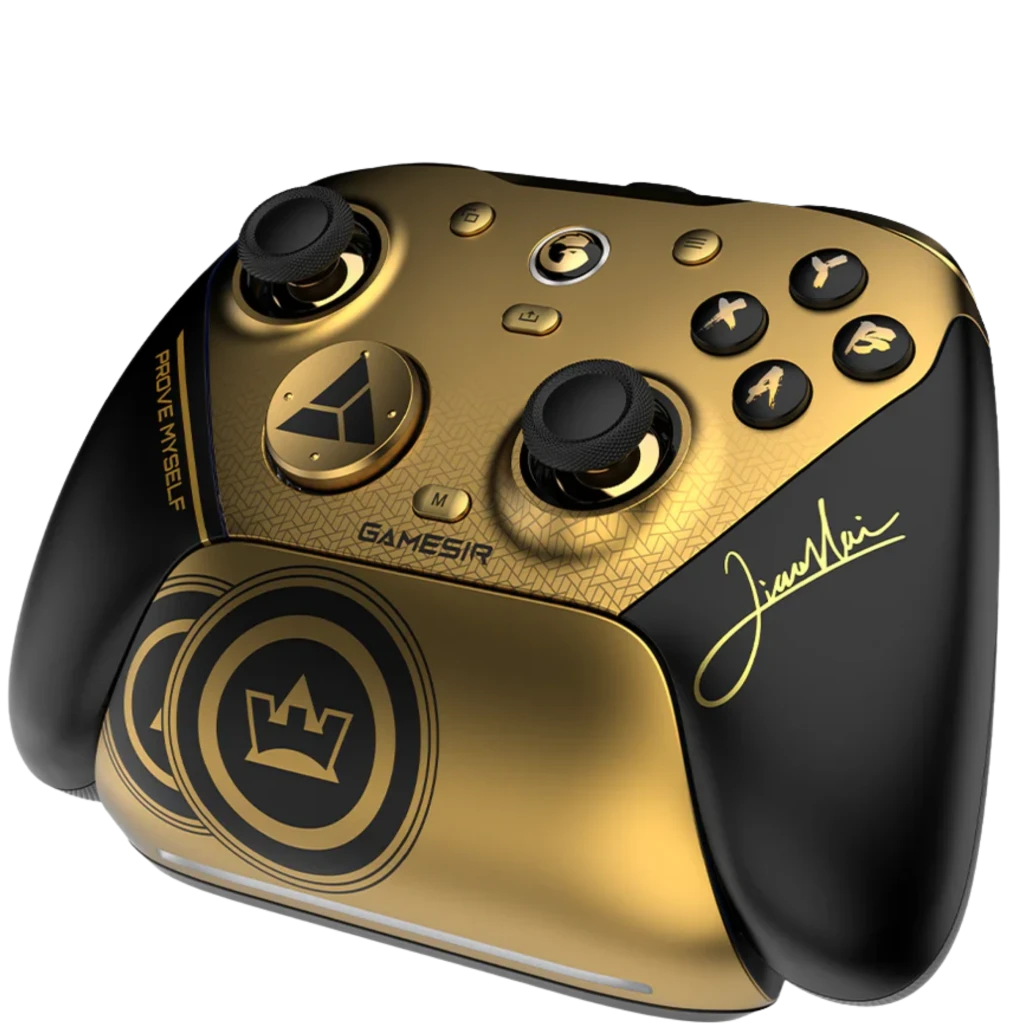 GameSir G7 Pro 8K Champion Edition em dourado e preto, acabamento metálico, botões ABXY pretos, D-pad dourado, assinatura lateral e grafismos de coroa - Item1