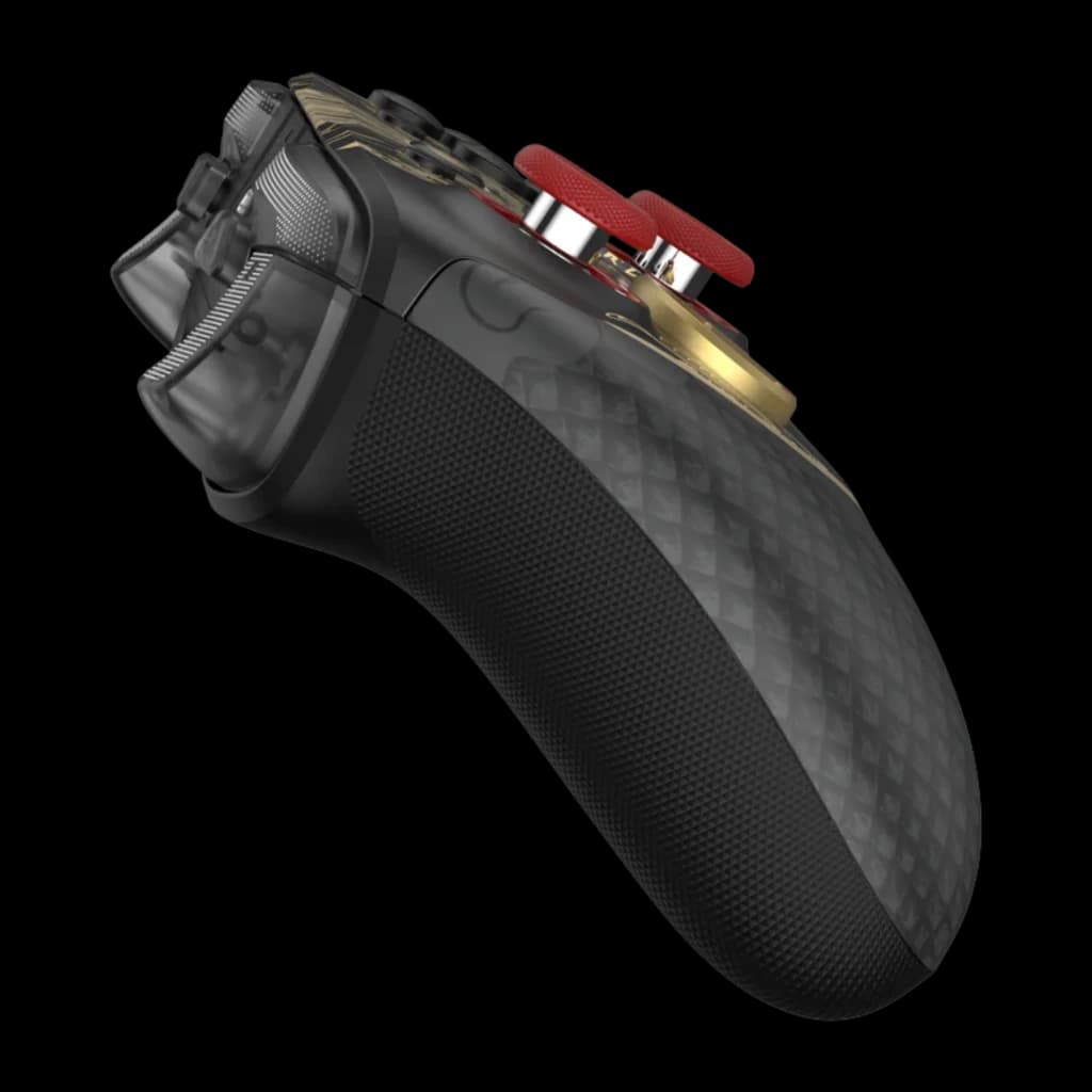 GameSir G7 Pro Nioh 3 Edition con agarre texturizado negro, carcasa estilo fibra de carbono, gatillos ajustables y botones metálicos rojos y dorados