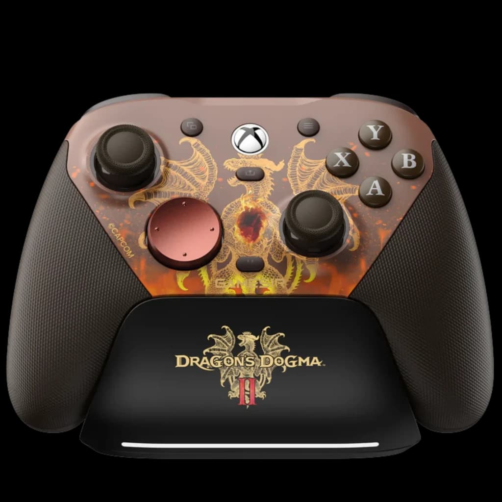 Mando GameSir G7 Pro edición Dragons Dogma 2 con carátula marrón y dragón dorado, joysticks negros, cruceta metálica roja y base de carga negra con logo