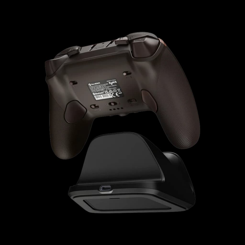 Base de carga negra con puerto USB-C y parte trasera del mando GameSir G7 Pro Dragon Dogma 2 en negro, agarres texturizados y gatillos accesibles