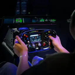 Moza Racing Lamborghini Essenza SCV12 – volante réplica oficial com display central, múltiplos botões coloridos, manoplas ergonômicas e materiais premium