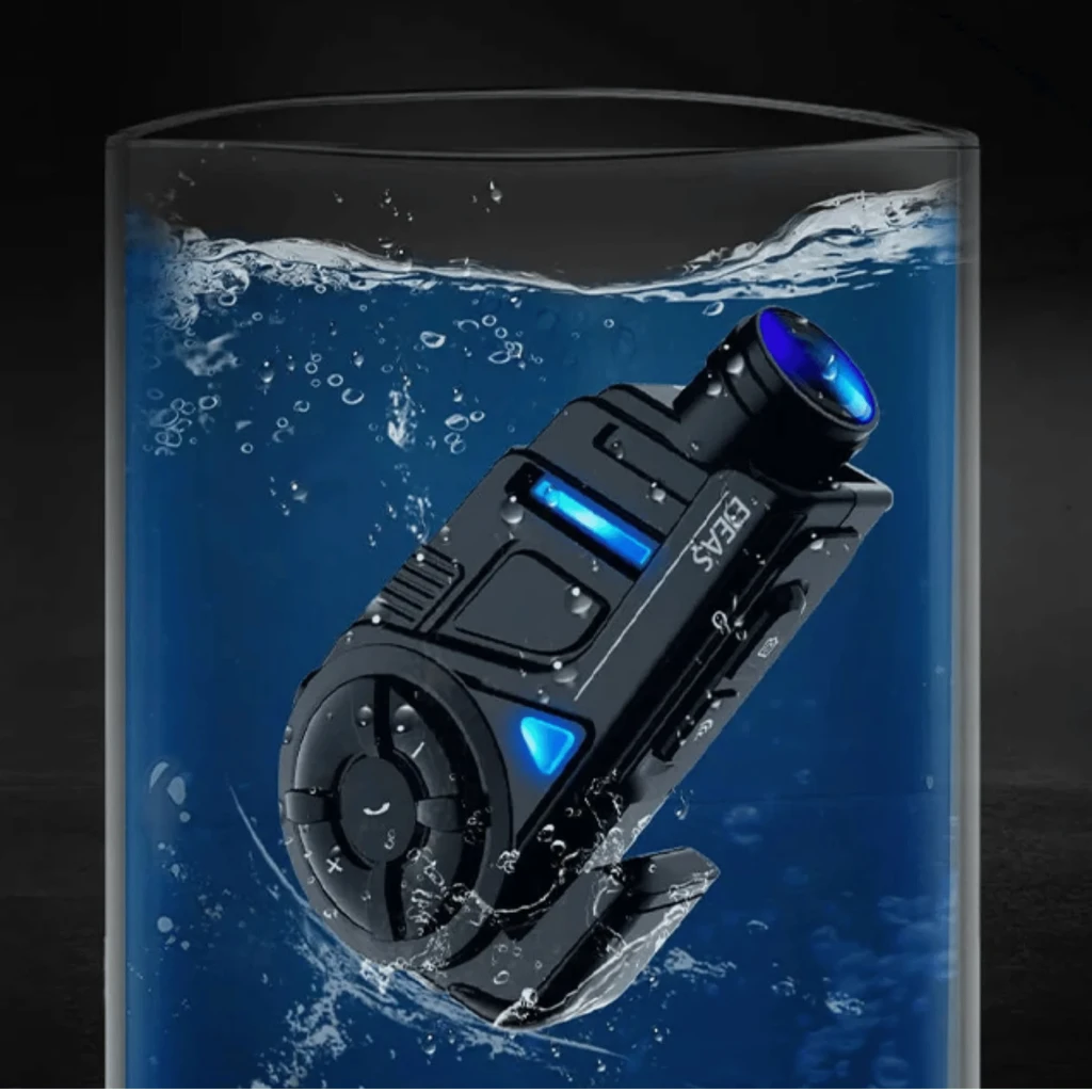 EJEAS K1Pro en negro con cámara 2K frontal, rueda de control lateral, botón +, luz LED azul y clip superior; diseño robusto para casco de moto - Ítem5