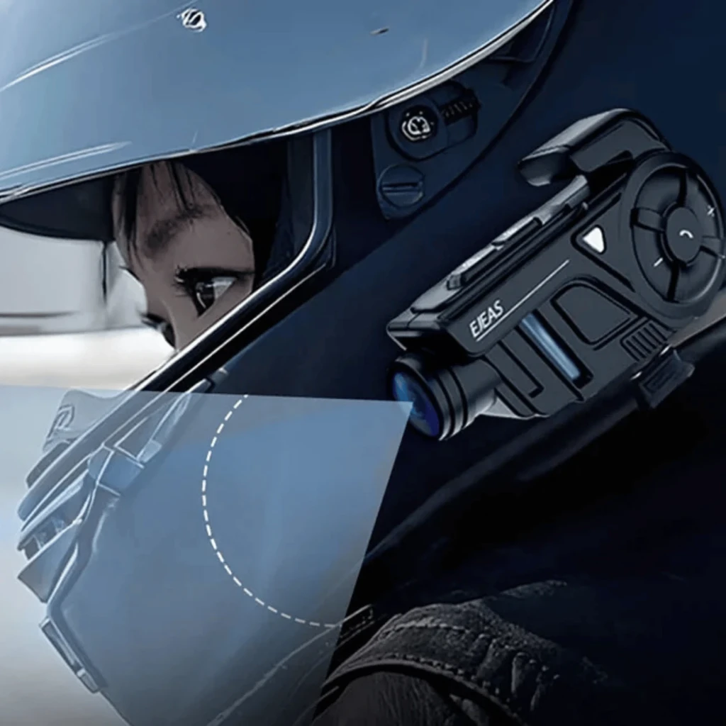 EJEAS K1Pro en negro con cámara 2K frontal, rueda de control lateral, botón +, luz LED azul y clip superior; diseño robusto para casco de moto - Ítem1