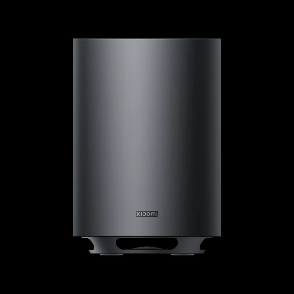 Subwoofer inalámbrico Xiaomi en gris oscuro, cuerpo cilíndrico minimalista con base elevada y logo frontal, acabado metálico mate para el set Desktop