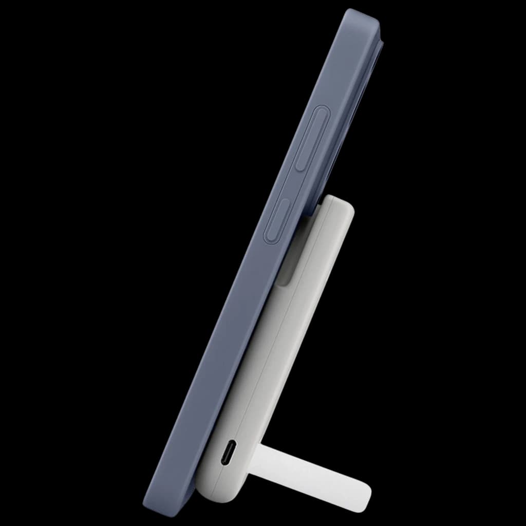 Batería externa gris con soporte plegable, diseño magnético MagSafe, puerto USB-C inferior y perfil delgado; se adhiere a la parte trasera del móvil.